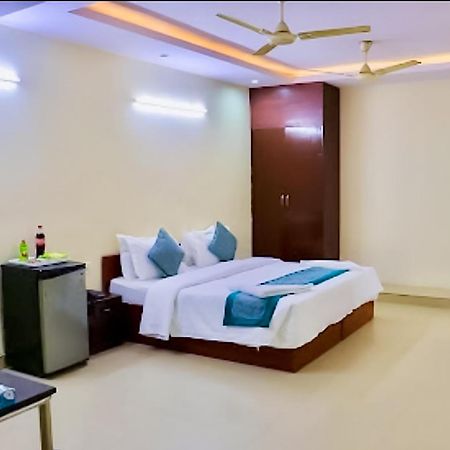 Happy Inn - Near Saket Metro Нью-Дели Экстерьер фото