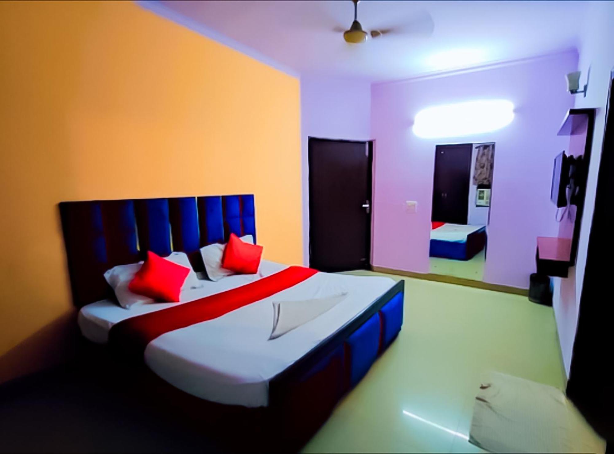 Happy Inn - Near Saket Metro Нью-Дели Экстерьер фото
